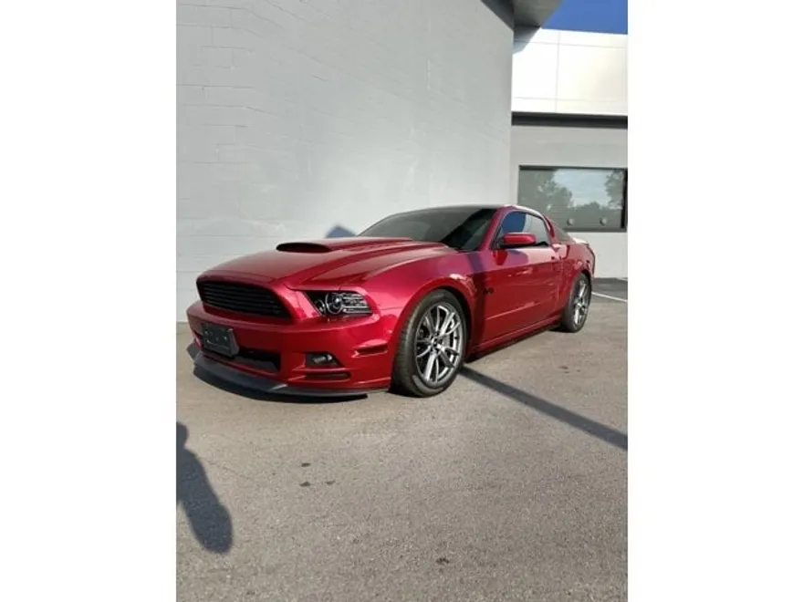 2013 Ford Mustang GT Premium photo 1