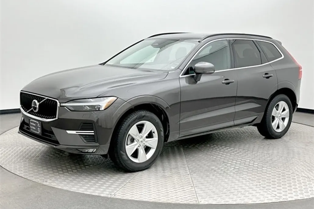 2022 Volvo XC60 B5 Momentum photo 1