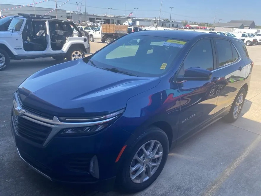 2022 Chevrolet Equinox LT photo 1