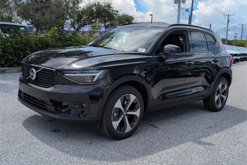 2026 Volvo XC40 Plus photo 1