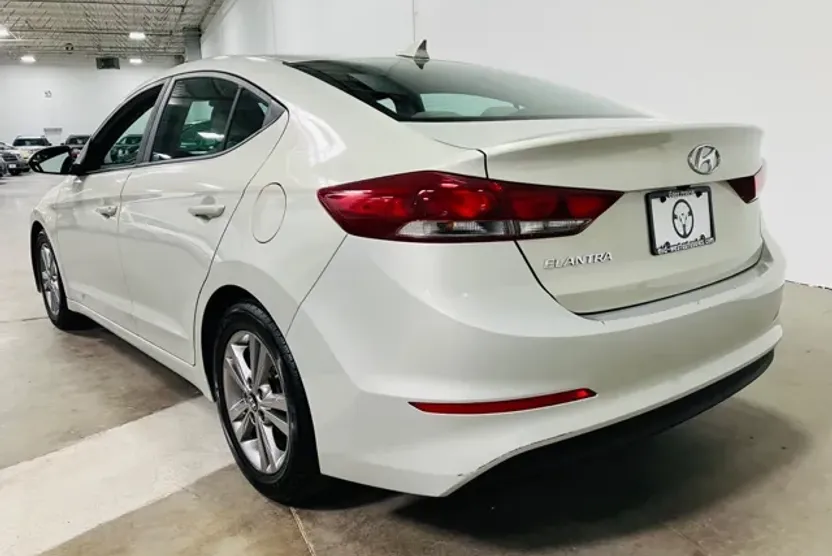 2017 Hyundai Elantra SE photo 1