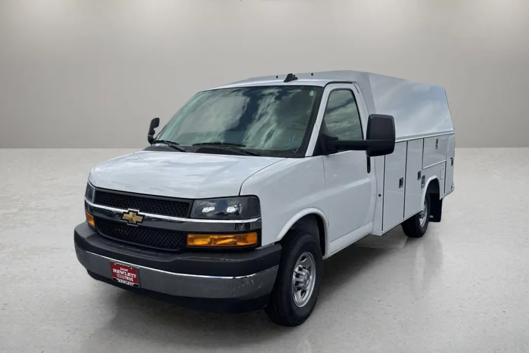 2025 Chevrolet Express Cutaway 3500 photo 1