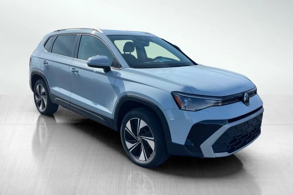 2025 Volkswagen Taos SE photo 1