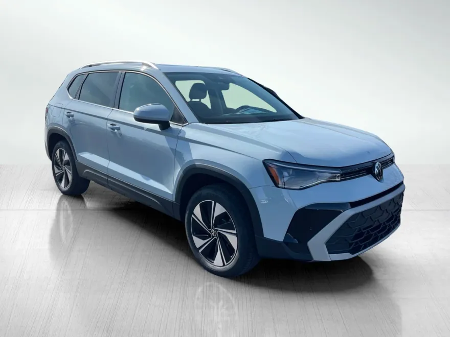 2025 Volkswagen Taos SE photo 1