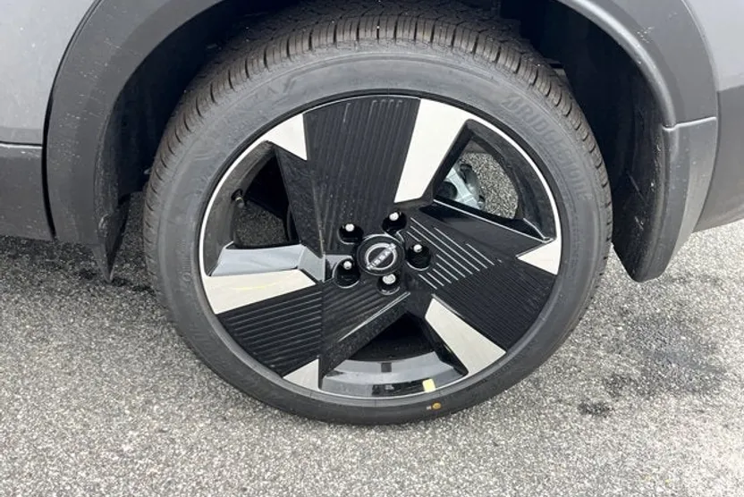 2025 Nissan Kicks SR photo 1