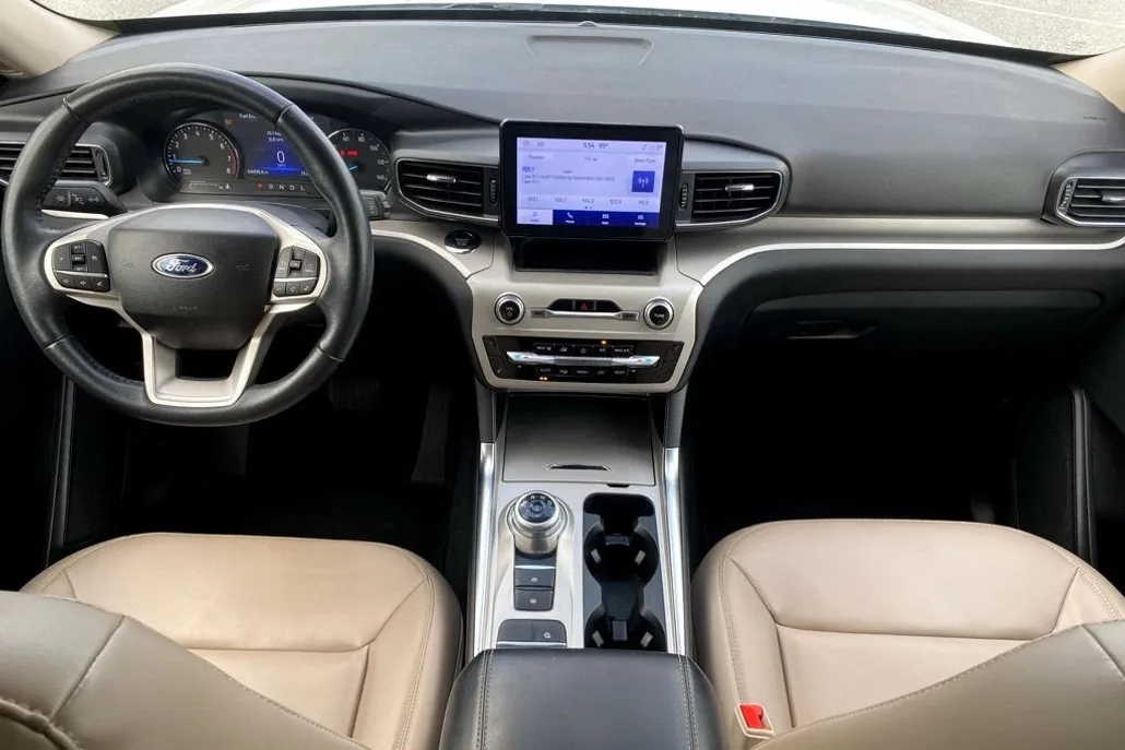 2023 Ford Explorer XLT photo 1
