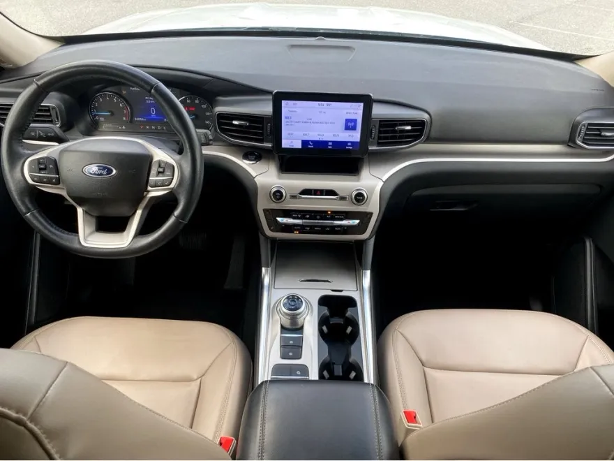 2023 Ford Explorer XLT photo 1
