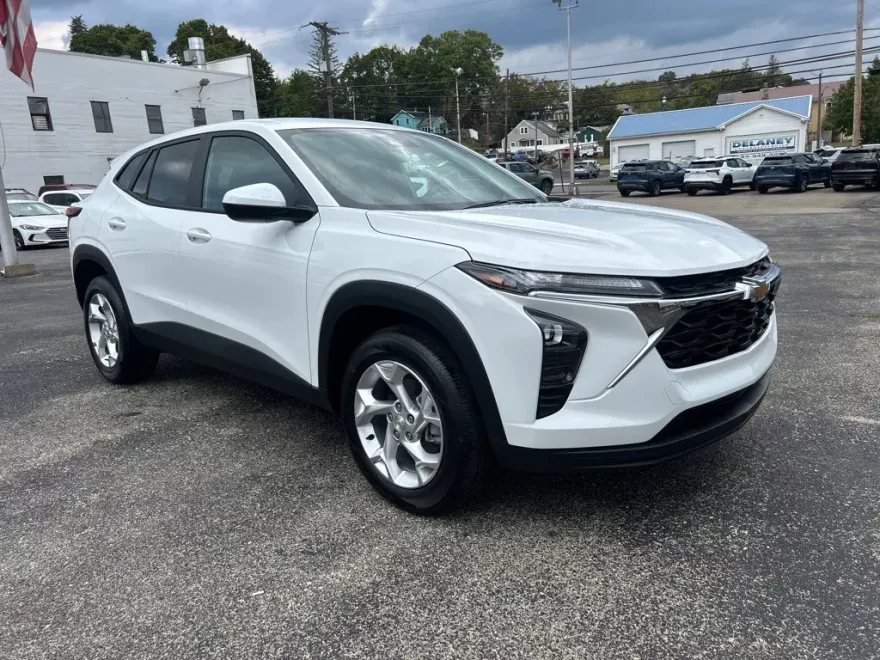 2025 Chevrolet Trax LS photo 1