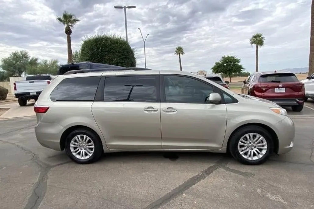 2017 Toyota Sienna Limited XLE Premium photo 1
