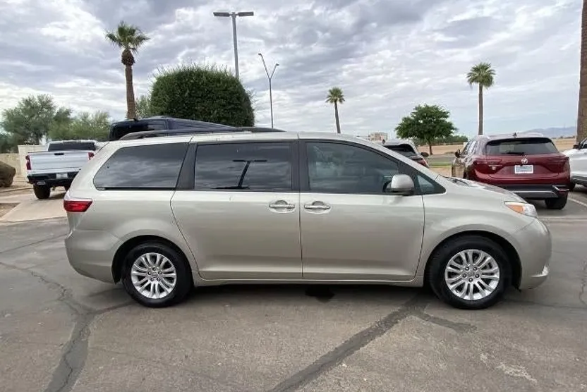 2017 Toyota Sienna Limited XLE Premium photo 1
