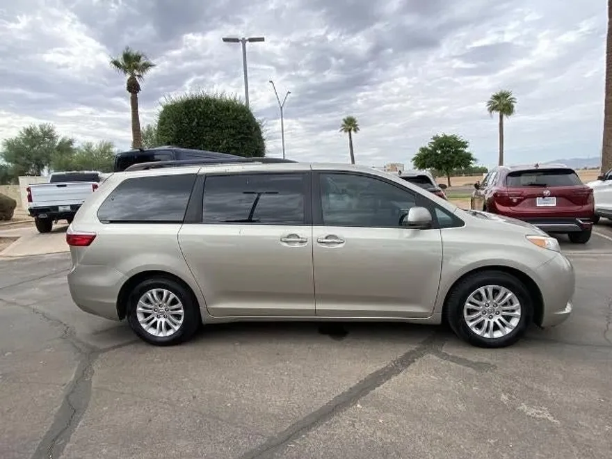 2017 Toyota Sienna Limited XLE Premium photo 1
