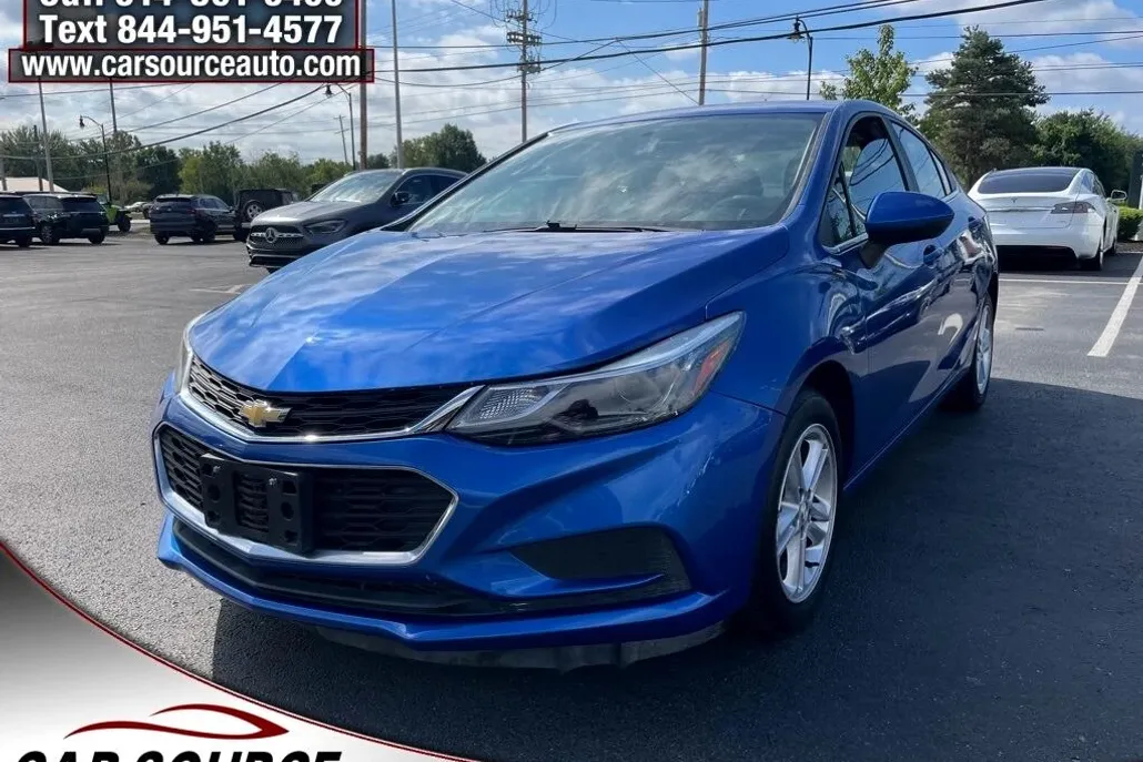 2017 Chevrolet Cruze LT photo 1