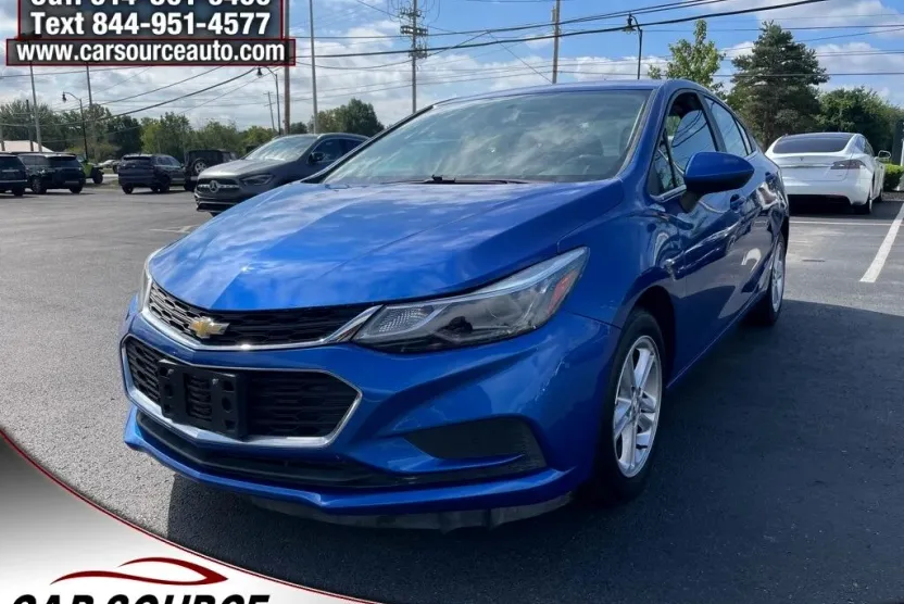 2017 Chevrolet Cruze LT photo 1