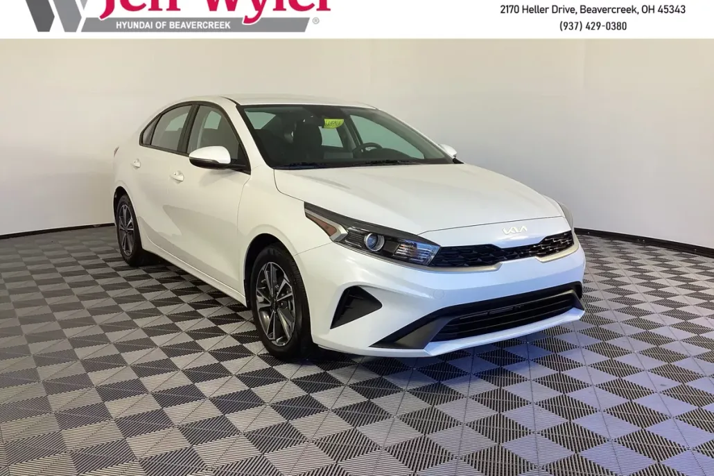 2023 Kia Forte LXS photo 1