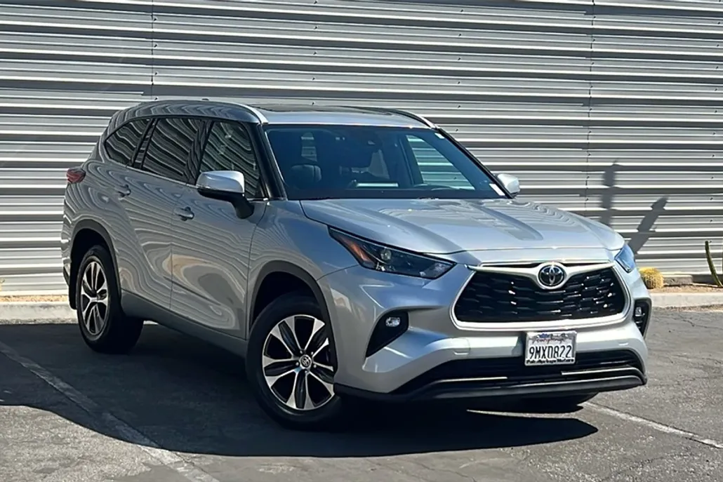 2022 Toyota Highlander XLE photo 1