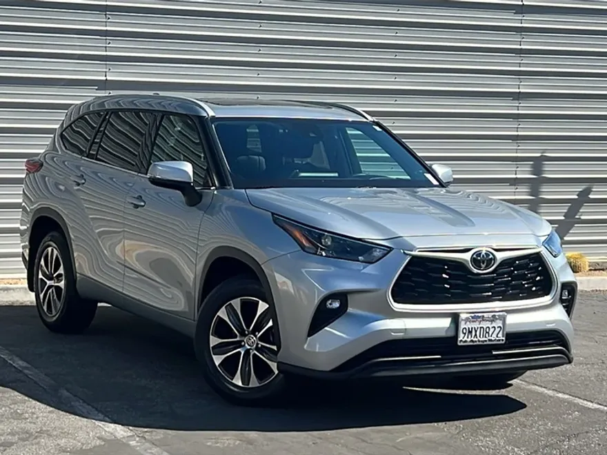 2022 Toyota Highlander XLE photo 1