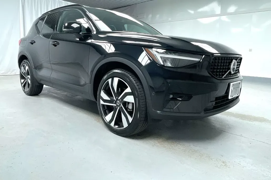2025 Volvo XC40 Plus photo 1