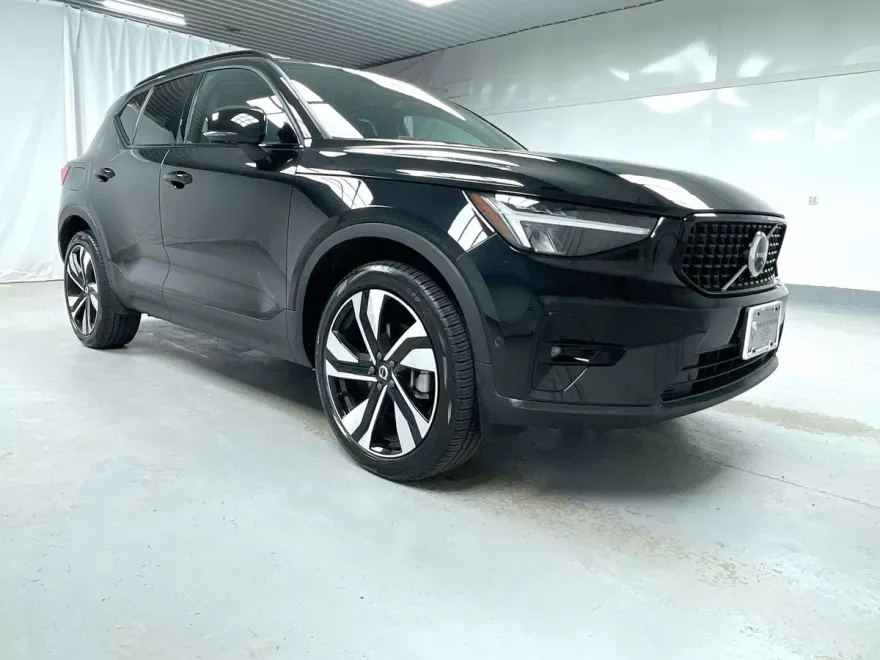2025 Volvo XC40 Plus photo 1