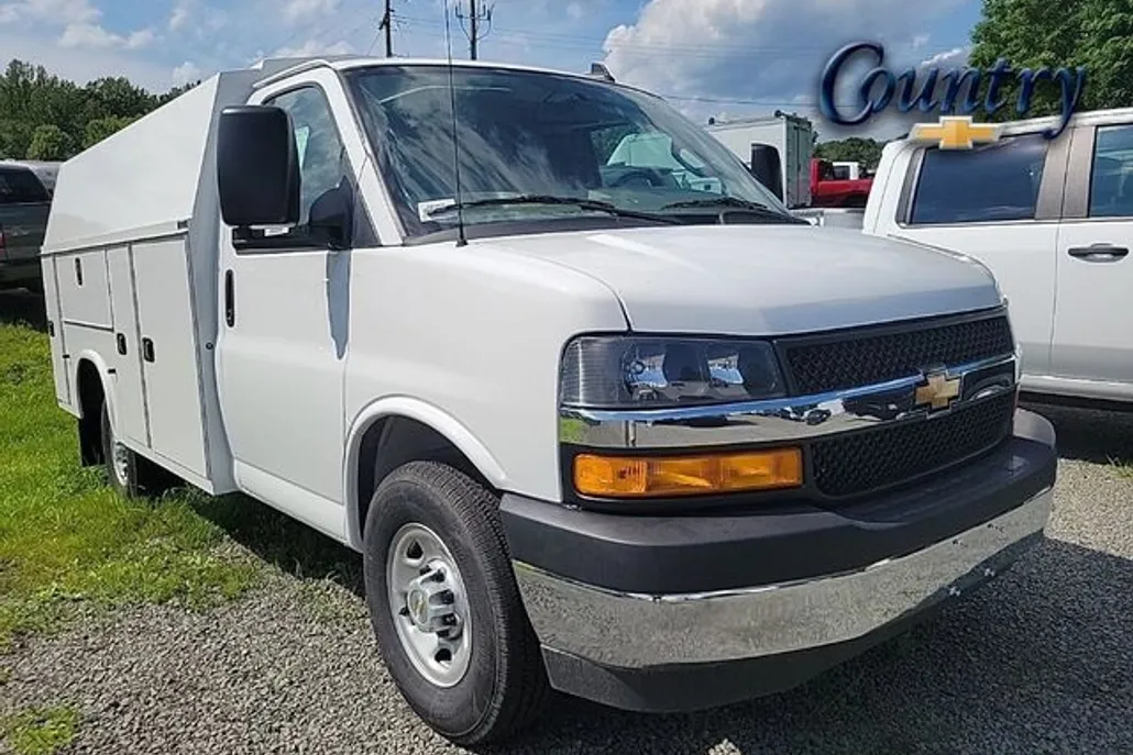 2025 Chevrolet Express Cutaway 3500 Van photo 1