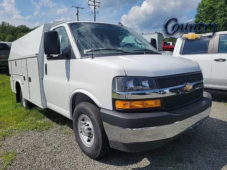 2025 Chevrolet Express Cutaway 3500 Van photo 1