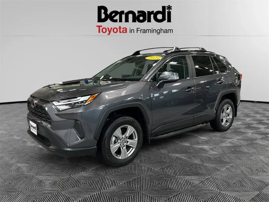 2023 Toyota RAV4 XLE photo 1