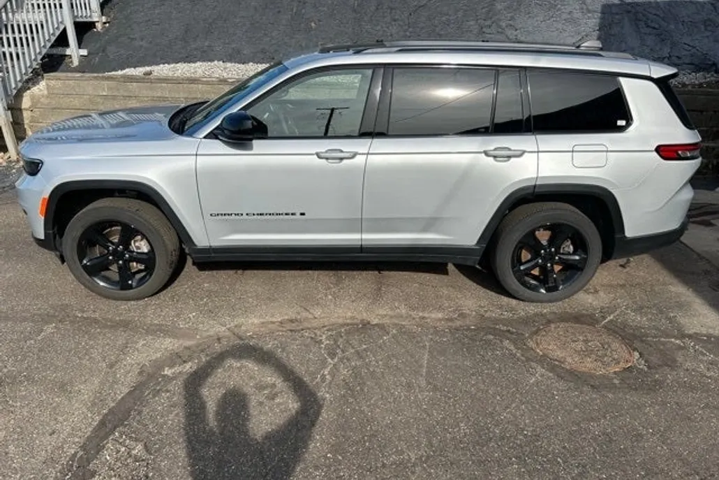 2023 Jeep Grand Cherokee Altitude photo 1
