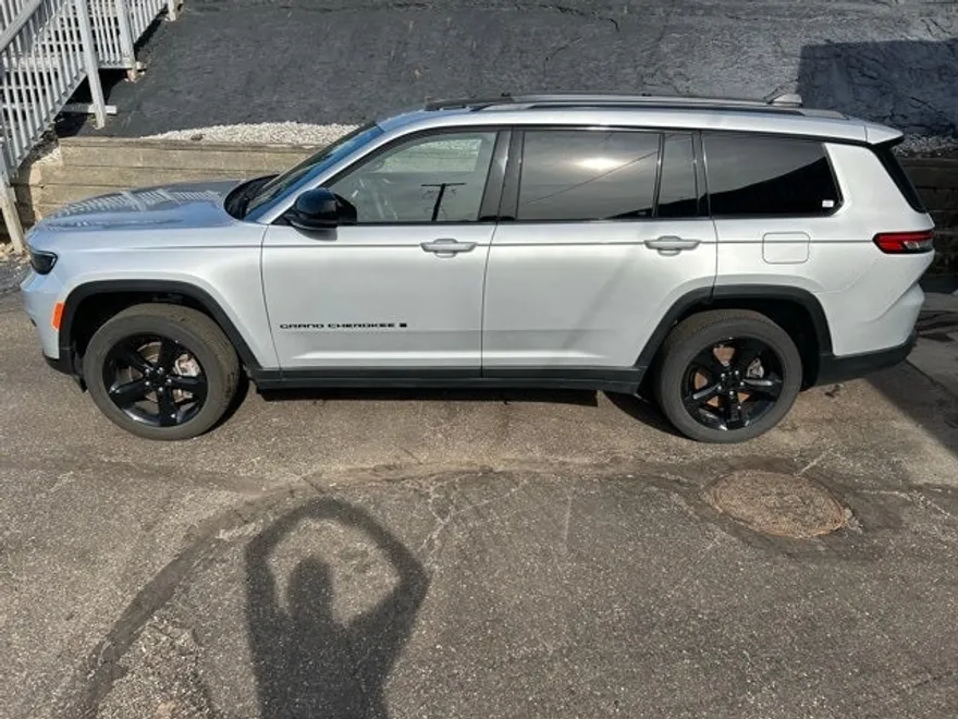 2023 Jeep Grand Cherokee Altitude photo 1