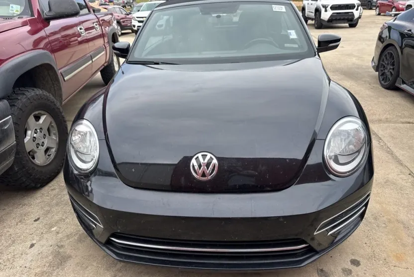 2018 Volkswagen Beetle S photo 1