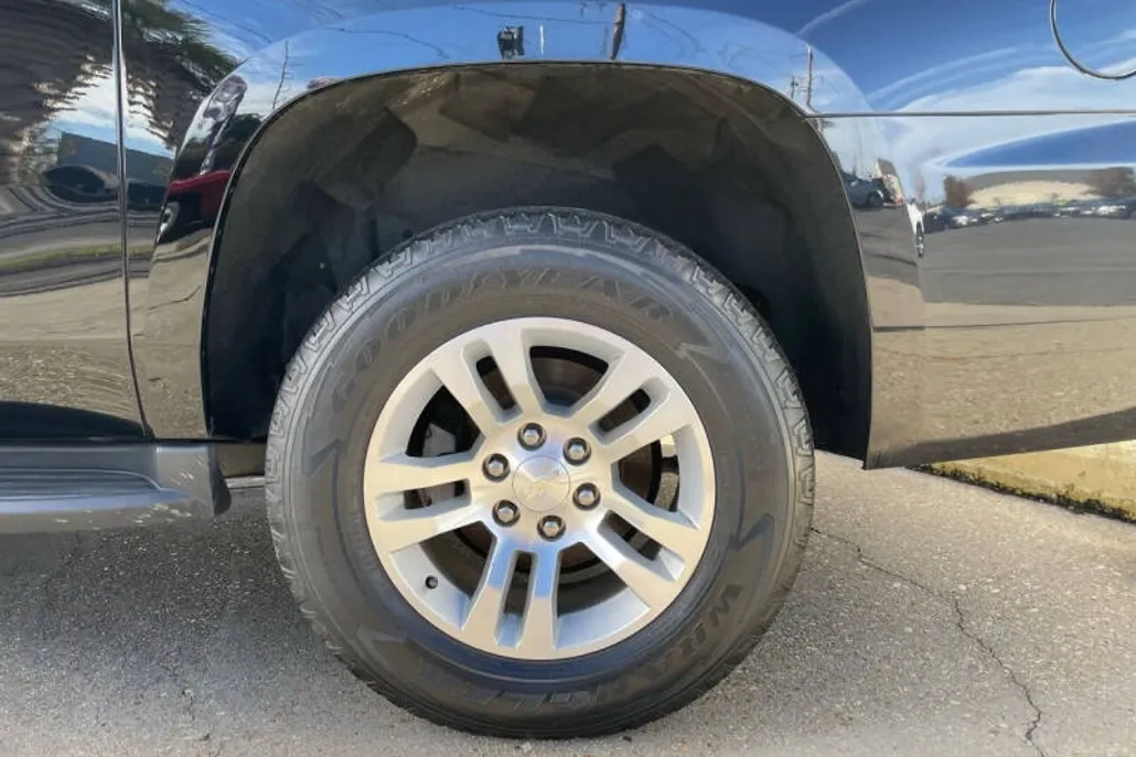 2019 Chevrolet Suburban LT photo 1