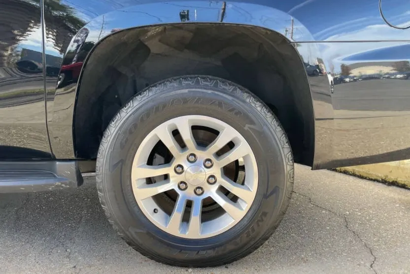 2019 Chevrolet Suburban LT photo 1