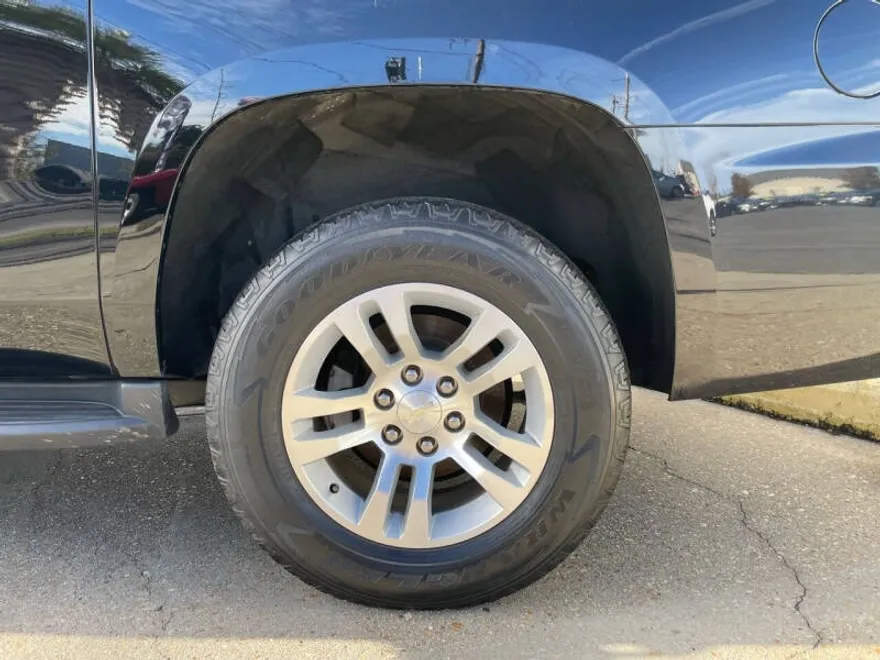 2019 Chevrolet Suburban LT photo 1