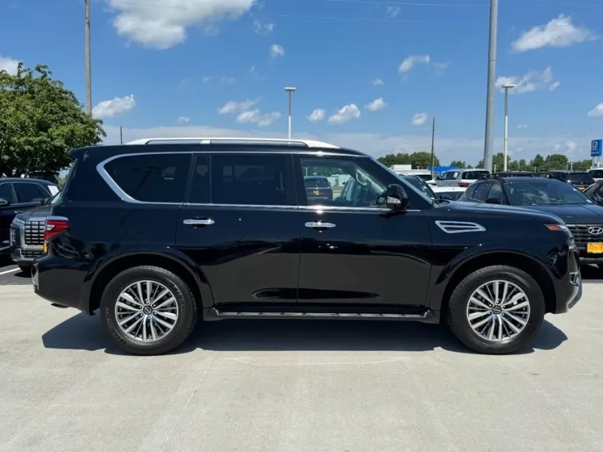 2024 Nissan Armada SL photo 1