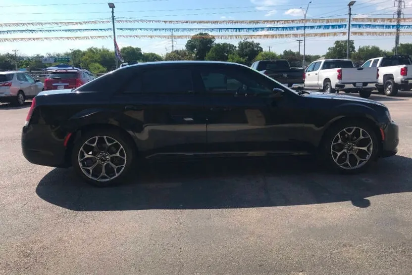 2018 Chrysler 300 Touring photo 1