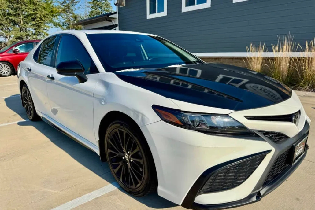 2021 Toyota Camry SE photo 1