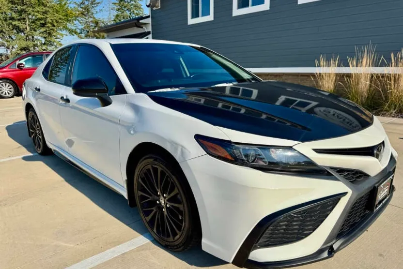 2021 Toyota Camry SE photo 1
