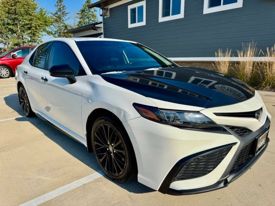 2021 Toyota Camry SE photo 1