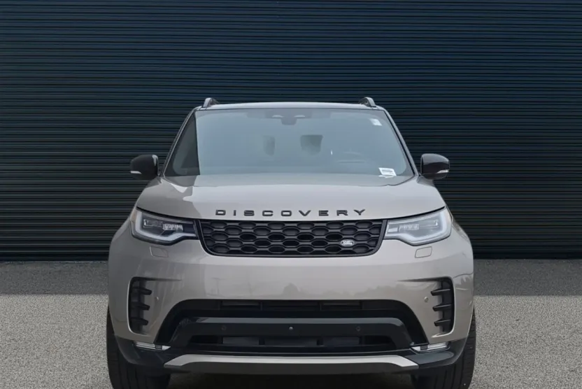 2025 Land Rover Discovery P300 Dynamic SE photo 1
