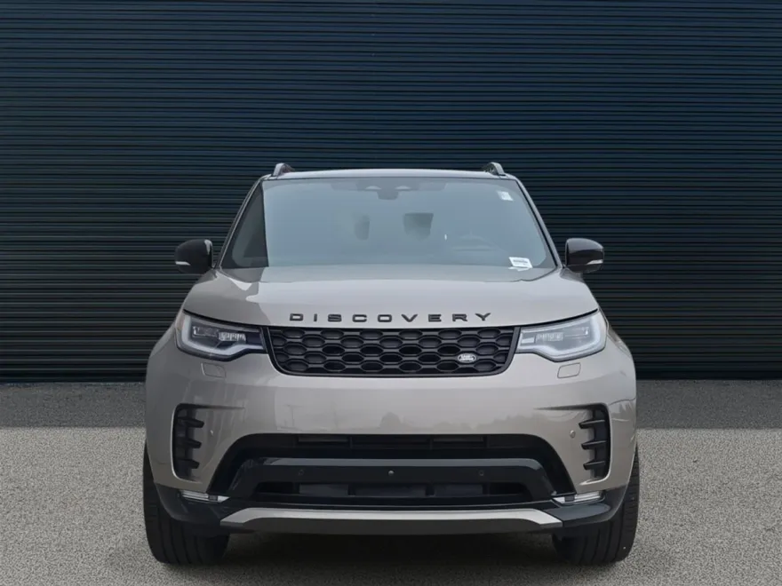 2025 Land Rover Discovery P300 Dynamic SE photo 1