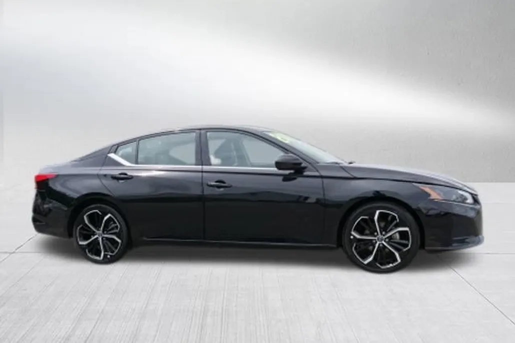2024 Nissan Altima 2.5 SR photo 1