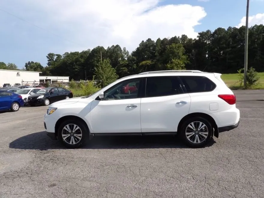 2017 Nissan Pathfinder S photo 1