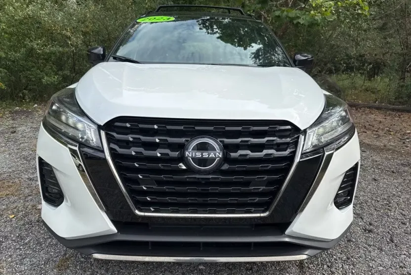 2023 Nissan Kicks SR photo 1