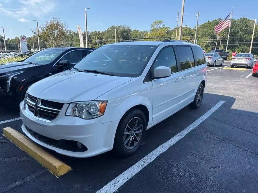 2017 Dodge Grand Caravan SXT photo 1
