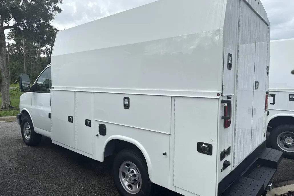 2025 Chevrolet Express Cutaway 3500 photo 1