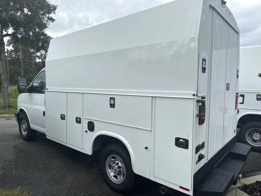 2025 Chevrolet Express Cutaway 3500 photo 1
