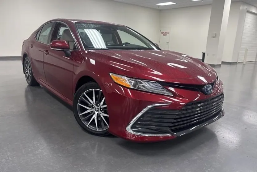 2022 Toyota Camry Hybrid XLE photo 1