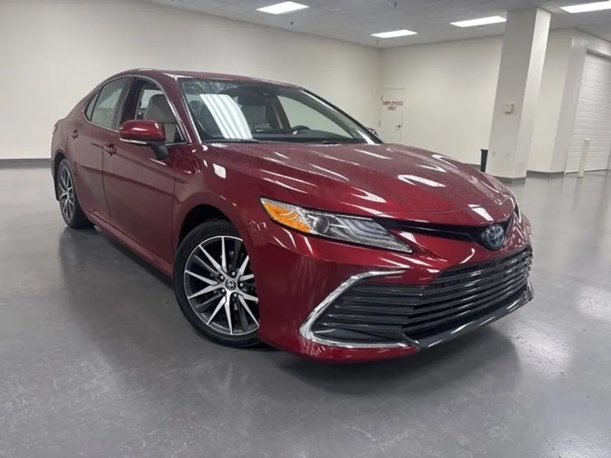 2022 Toyota Camry Hybrid XLE photo 1