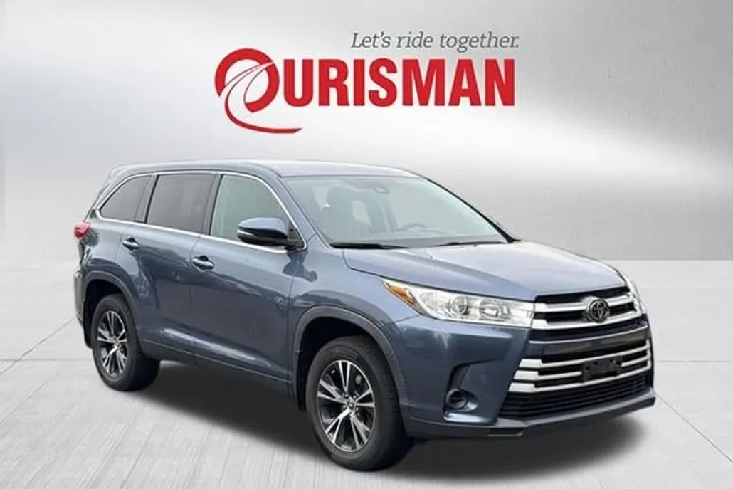 2019 Toyota Highlander LE photo 1