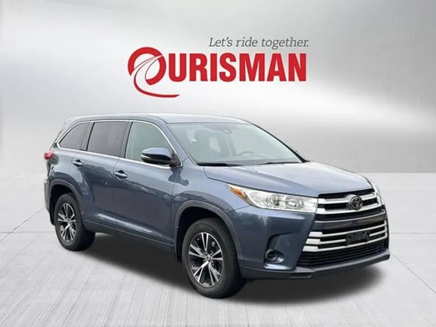 2019 Toyota Highlander LE photo 1