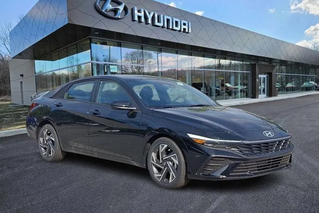 2025 Hyundai Elantra SEL Sport photo 1