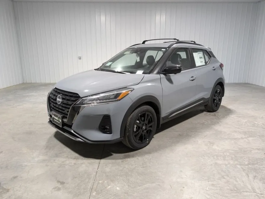 2024 Nissan Kicks SR photo 1